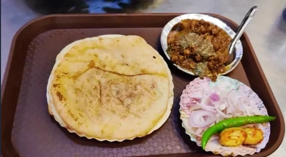 https://so.city/delhi/video/have-you-tried-this-drool-worthy-chole-bhature-here-in-paharganj